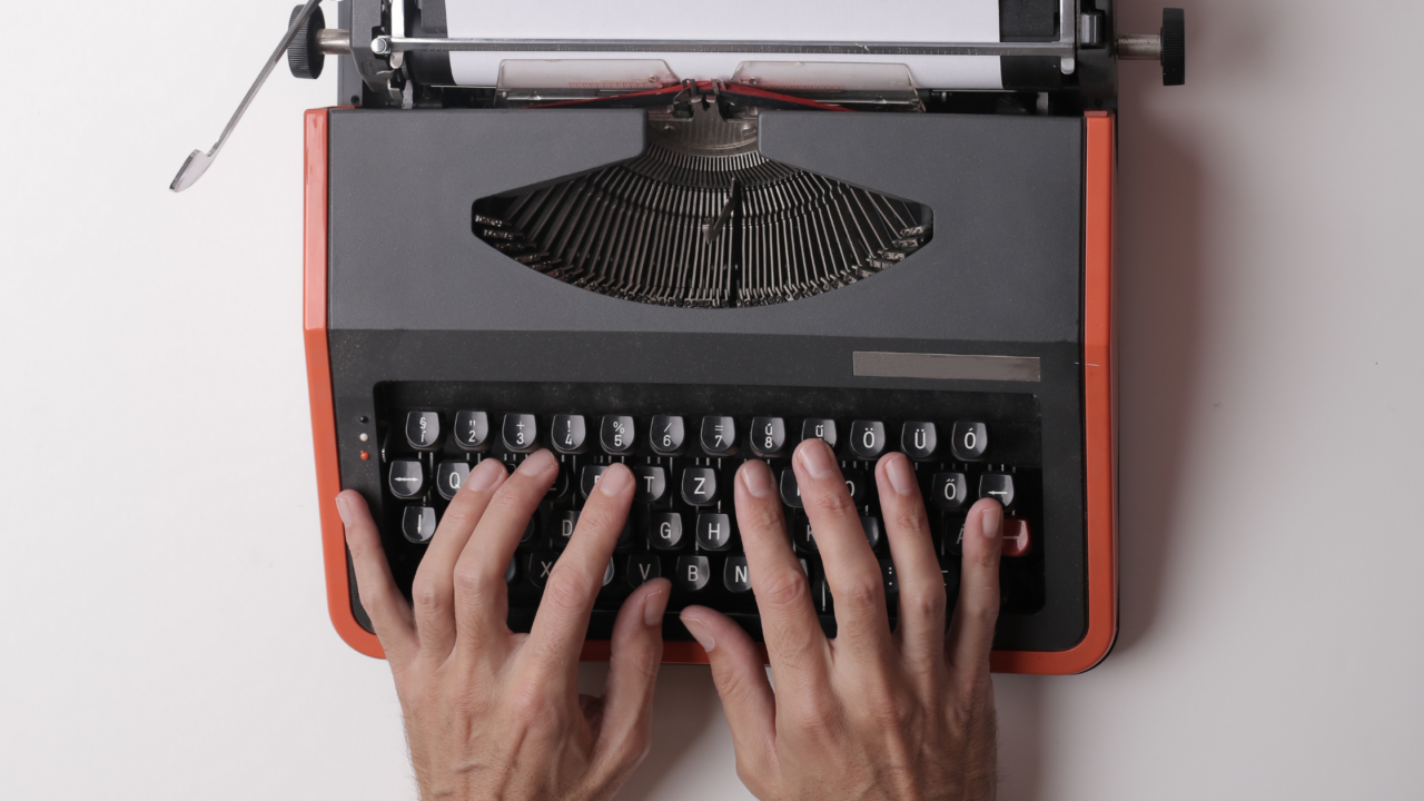 máquina de escrever, mão, papel