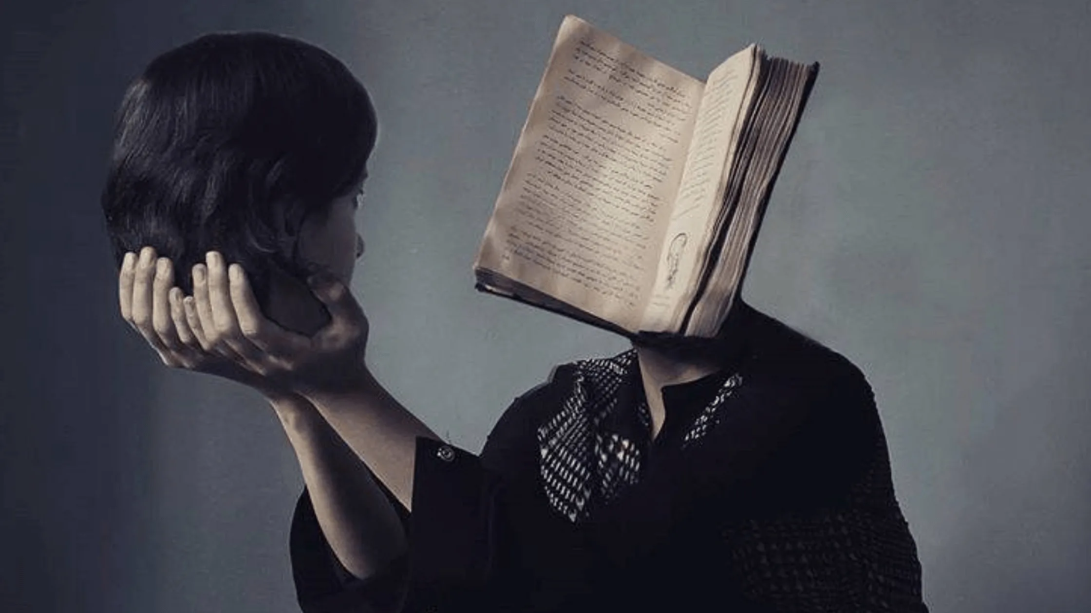 Mulher segurando a sua cabeça que está a olhar para um livro.
